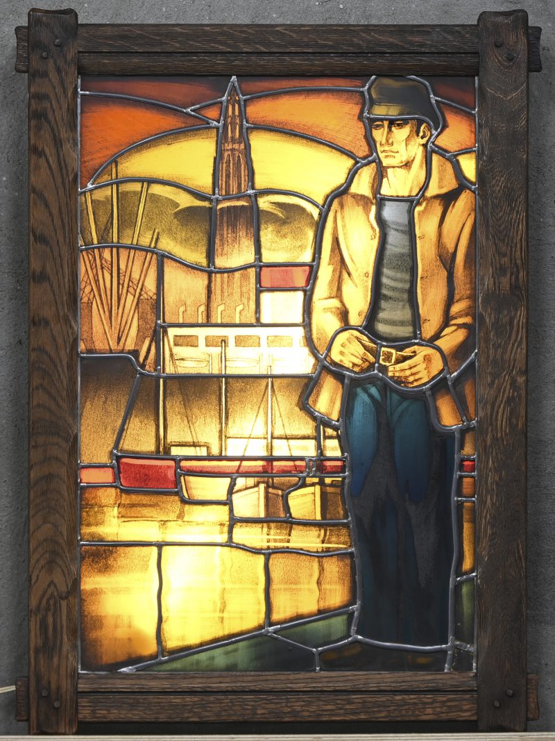 “De Scheepvaart”. Glas-in-loodraam. Gesigneerd. In lichtbak met eikenhouten lijst gemonteerd.