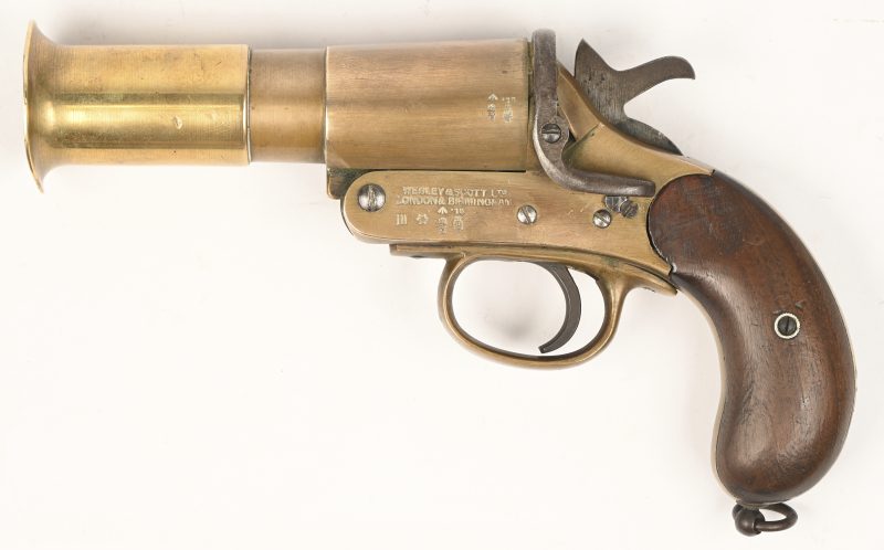 Seinpistool van messing, brons en met een notenhouten kolf. Brits leger, Wereldoorlog I. 25.4 mm. Gemerkt.