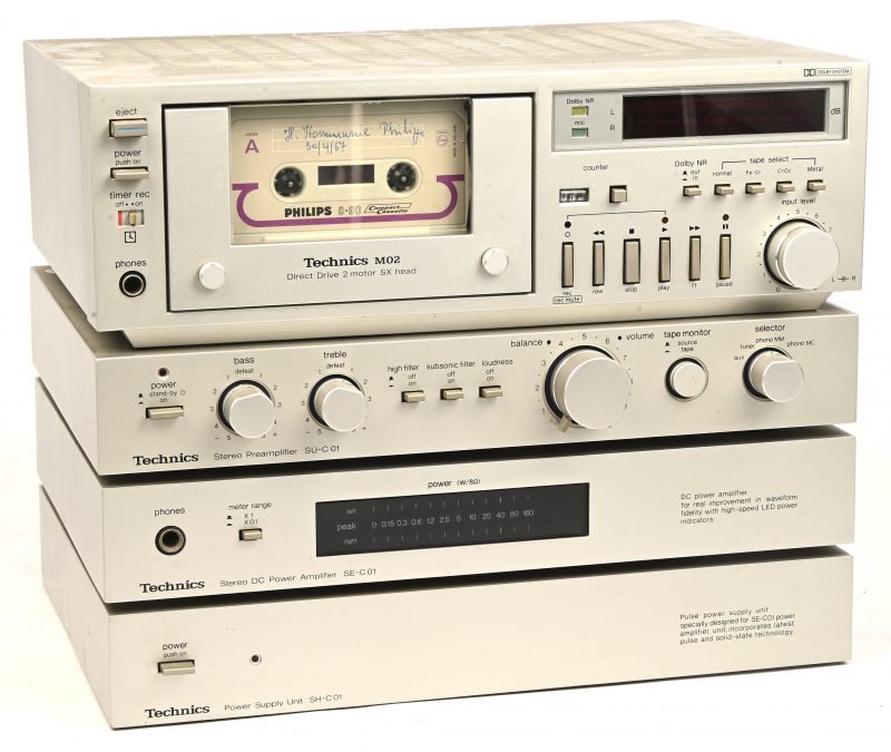 Een mini-stereoketen, bestaande uit een cassettedeck MO2 Direct Drive, een voorversterker SU-C01, een versterker SE-C01 en een “Power Supply Unit” SH-C01.