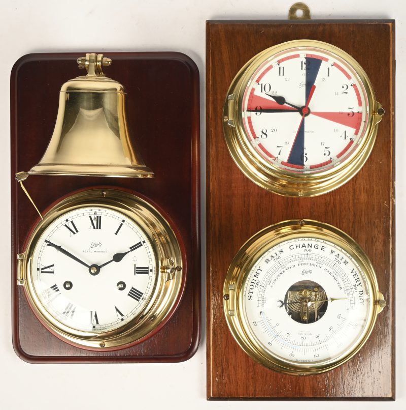 Twee decoratieve panelen met daarop enerzijds een messingen wandklok “Schatz Royal Mariner” met bel, anderzijds een messingen “Schatz Compensated Precision Barometer” en een messingen uurwerk met speciale cadran. van hetzelfde merk.