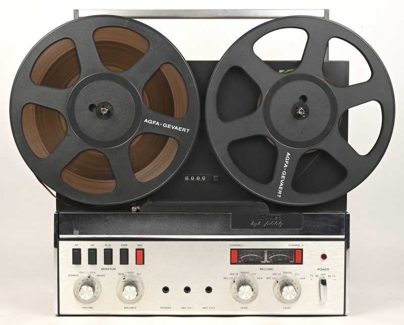 Een High Fidelity Stereo Bandopnemer. Met twee 26.5 cm spoelen. Omstreeks 1970. En een Revox High Fidelity microfoon in apart etui.