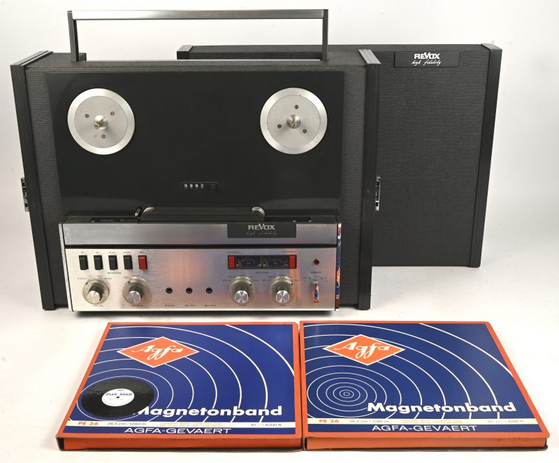 Een High Fidelity Stereo Bandopnemer. Met twee 26.5 cm spoelen. Omstreeks 1970. In een beschermkast met deksel.