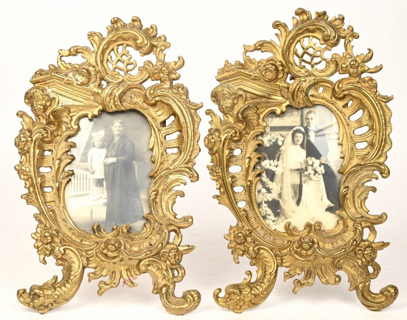 Een paar gedreven messingen rococo fotolijsten met rocaillemotief.