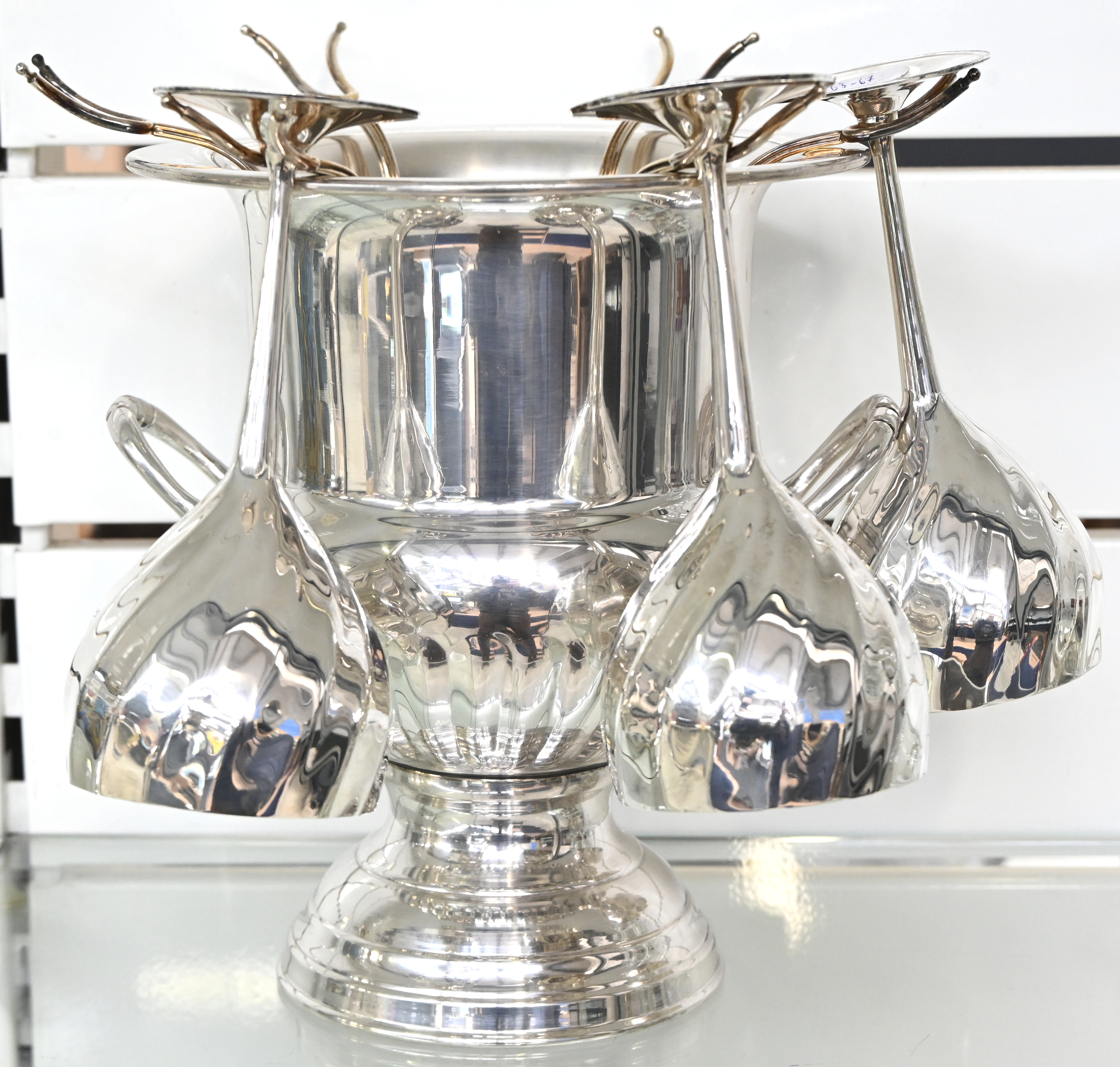 Een verzilverd metalen wijnkoeler in Lodewijk XIV-stijl. Met een bijpassende metalen glazenhouder en drie verzilverd metalen bekers Een verzilverd metalen wijnkoeler in Lodewijk XIV-stijl. Met een bijpassende metalen glazenhouder en drie verzilverd metalen bekers.