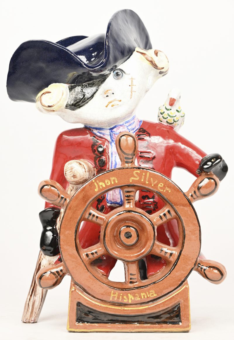 Een gekleurd porseleinen beeldje van een jonge stuurman, gekleed als Long John Silver. Spaans werk