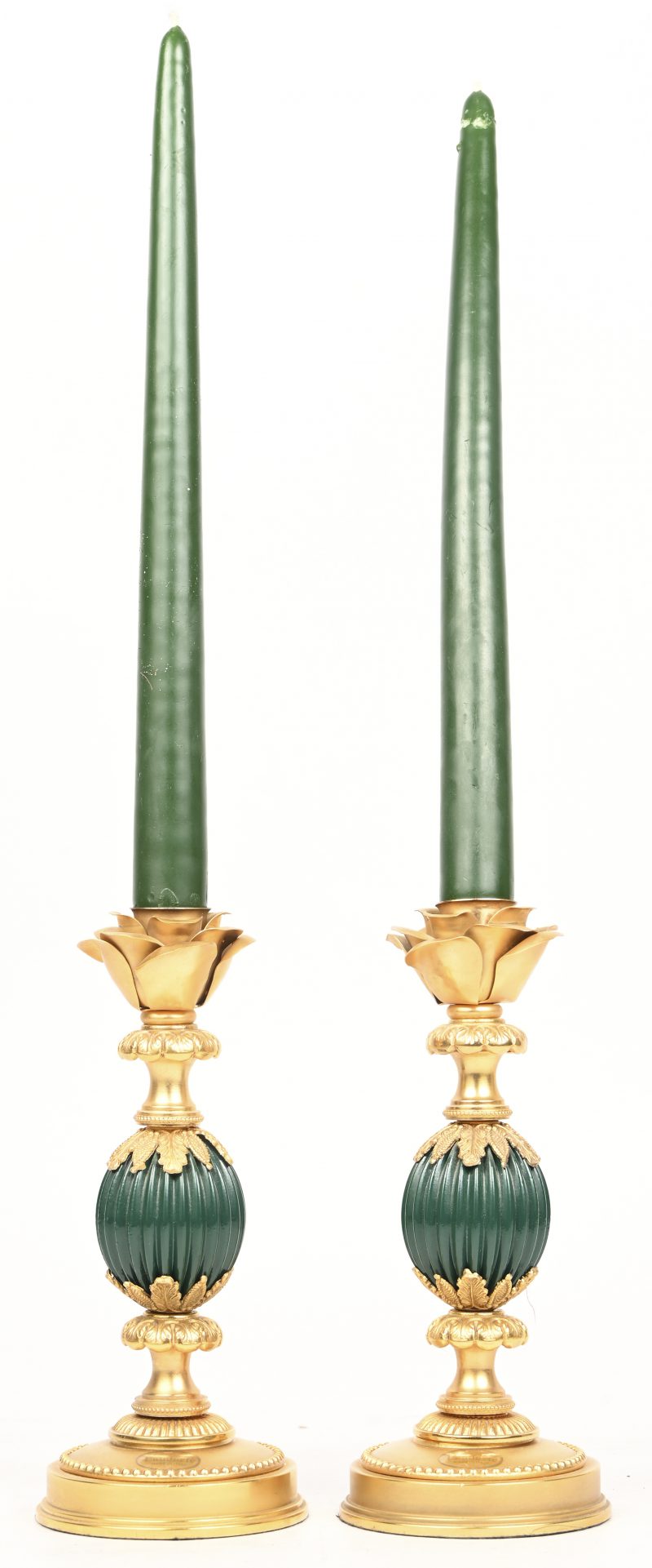 Een paar vergulde metalen kandelaartjes met een groene schacht in de vorm van een gestyleerde ananas.