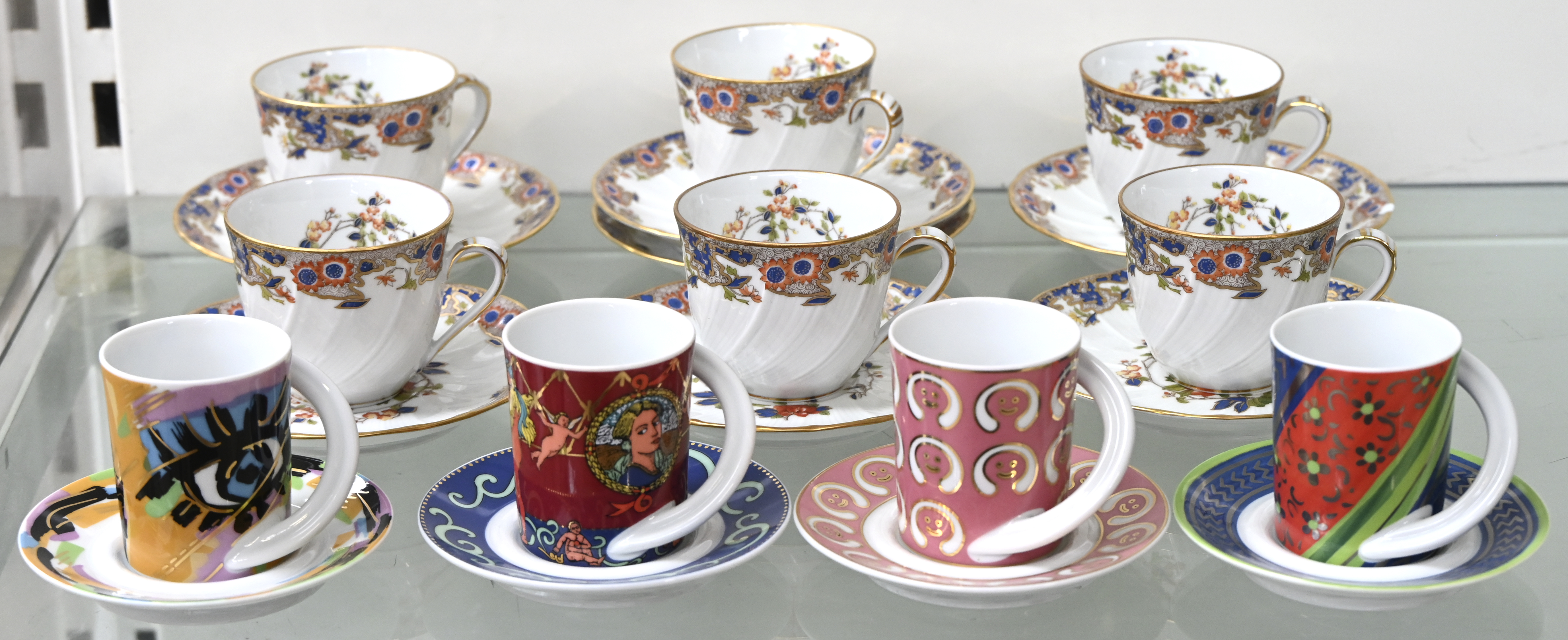 Vier kopjes en schoteltjes van gekleurd porselein, gemerkt Rosenthal en zes dito kopjes en schoteltjes gemerkt Bernardeau Limoges Vier kopjes en schoteltjes van gekleurd porselein, gemerkt Rosenthal en zes dito kopjes en schoteltjes gemerkt Bernardeau Limoges.
