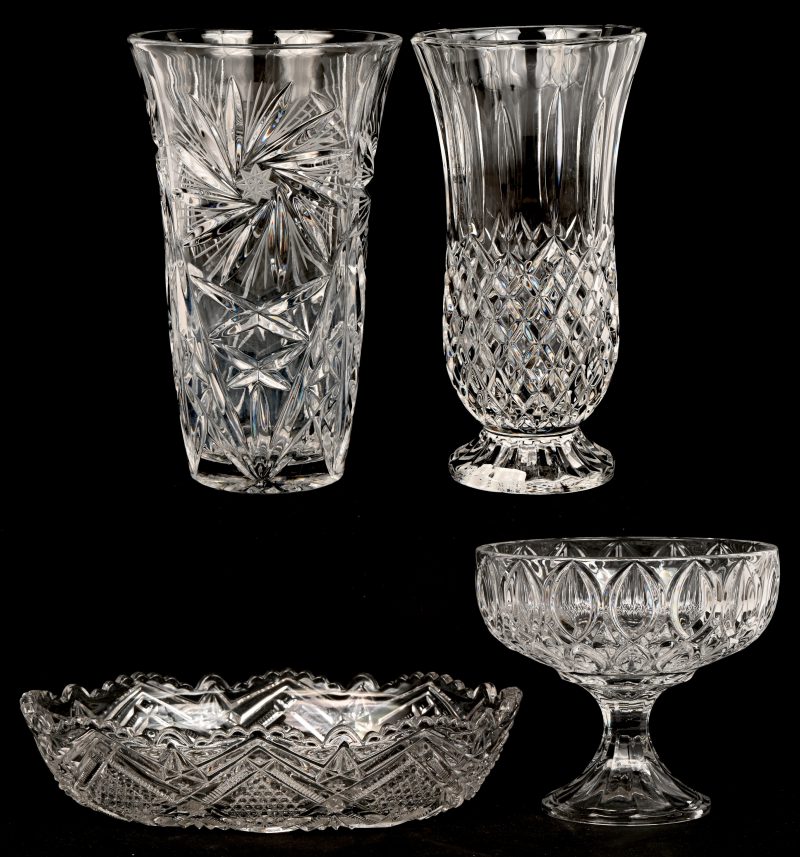 Een lot van twee vazen en een coupe van kleurloos kristal. Toegevoegd een ovalen schaaltje van geperst VSL glas.