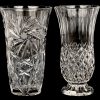Een lot van twee vazen en een coupe van kleurloos kristal. Toegevoegd een ovalen schaaltje van geperst VSL glas.