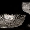 Een lot van twee vazen en een coupe van kleurloos kristal. Toegevoegd een ovalen schaaltje van geperst VSL glas.
