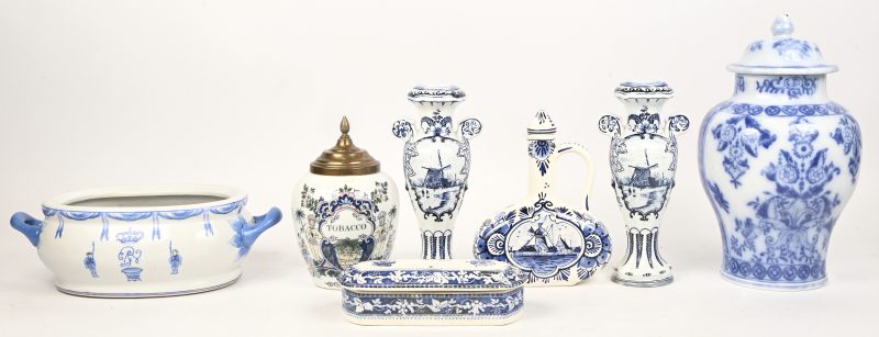 Een gevarieerd lot blauw-wit aardewerk en porselein. Bestaande uit 3 vazen, een kruikje, een terrine, tabakspot en een langwerpig doosje met geperforeerd deksel.