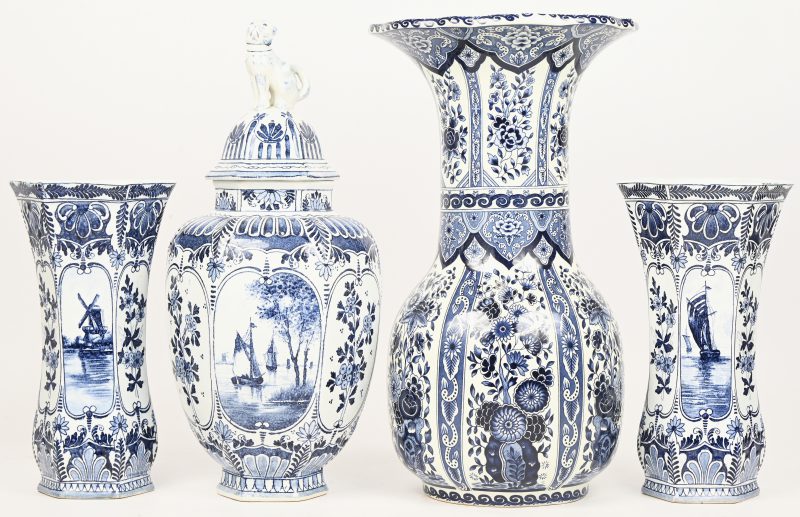 Een set van blauw-wit Delfts aardewerk, bestaande uit twee kraagvaasjes en een dekselvaas. Toegevoegd een grote Boch kraagvaas met Delfts decor.