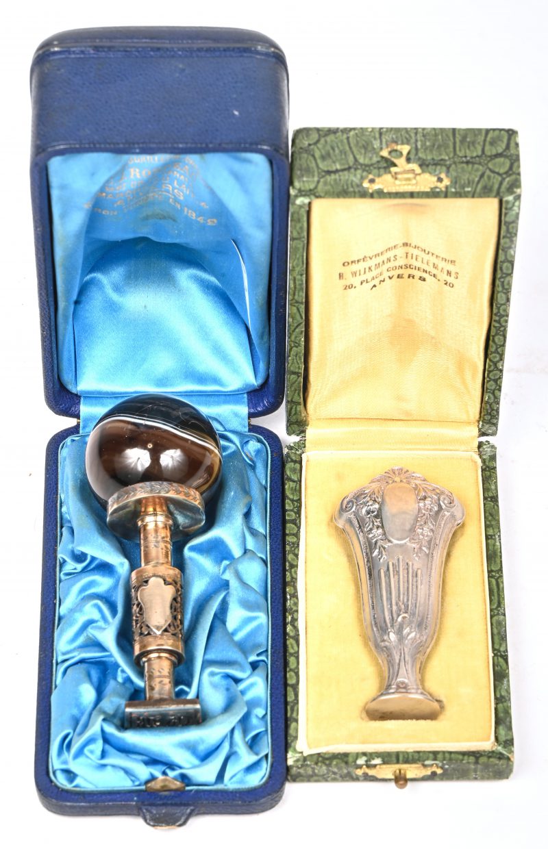 Twee lakzegelspempels in hun originele etui, een zilveren met Minerva hallmark en een verzilverde met marmeren bol.