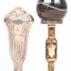 Twee lakzegelspempels in hun originele etui, een zilveren met Minerva hallmark en een verzilverde met marmeren bol.