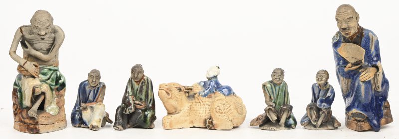 Een lot van 7 Chinese aardewerken beeldjes waarvan 5 gelijmd aan het hoofd.