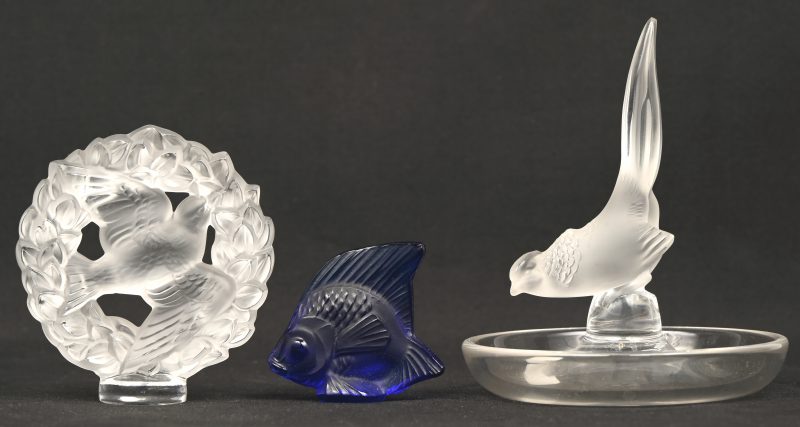 Een set van drie glazen beeldjes, een goudfazant, een duif en een vis. Gemerkt; Lalique France. De vogels zijn tevens gemerkt; Charles.