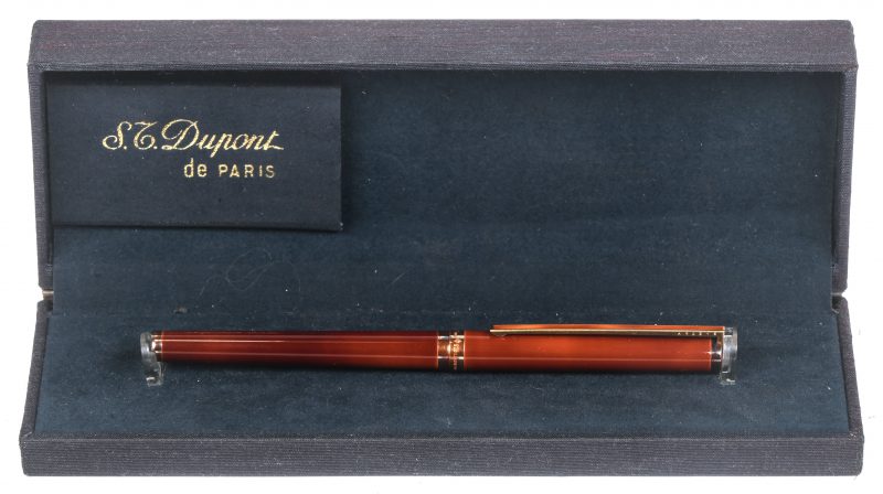 Een pen van het merk Dupont met zilveren delen en laque de Chine. In originele doos.