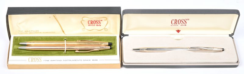 Een set van drie cross balpennen in twee etuis. Twee vergulde een één sterling zilver, 925, met monogram; E. D. C.