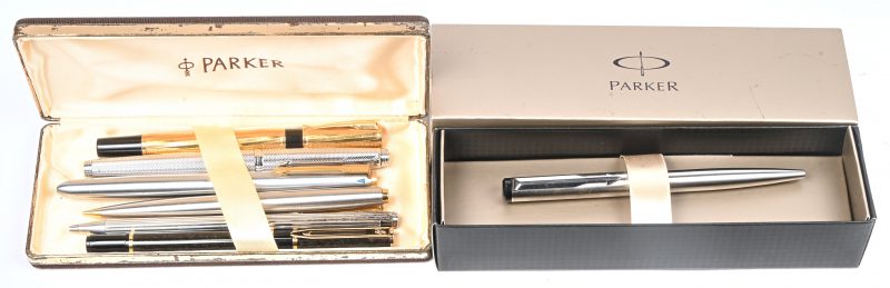 Een lot van balpennen, een viltstifthouder en een vulpen in twee etuis.