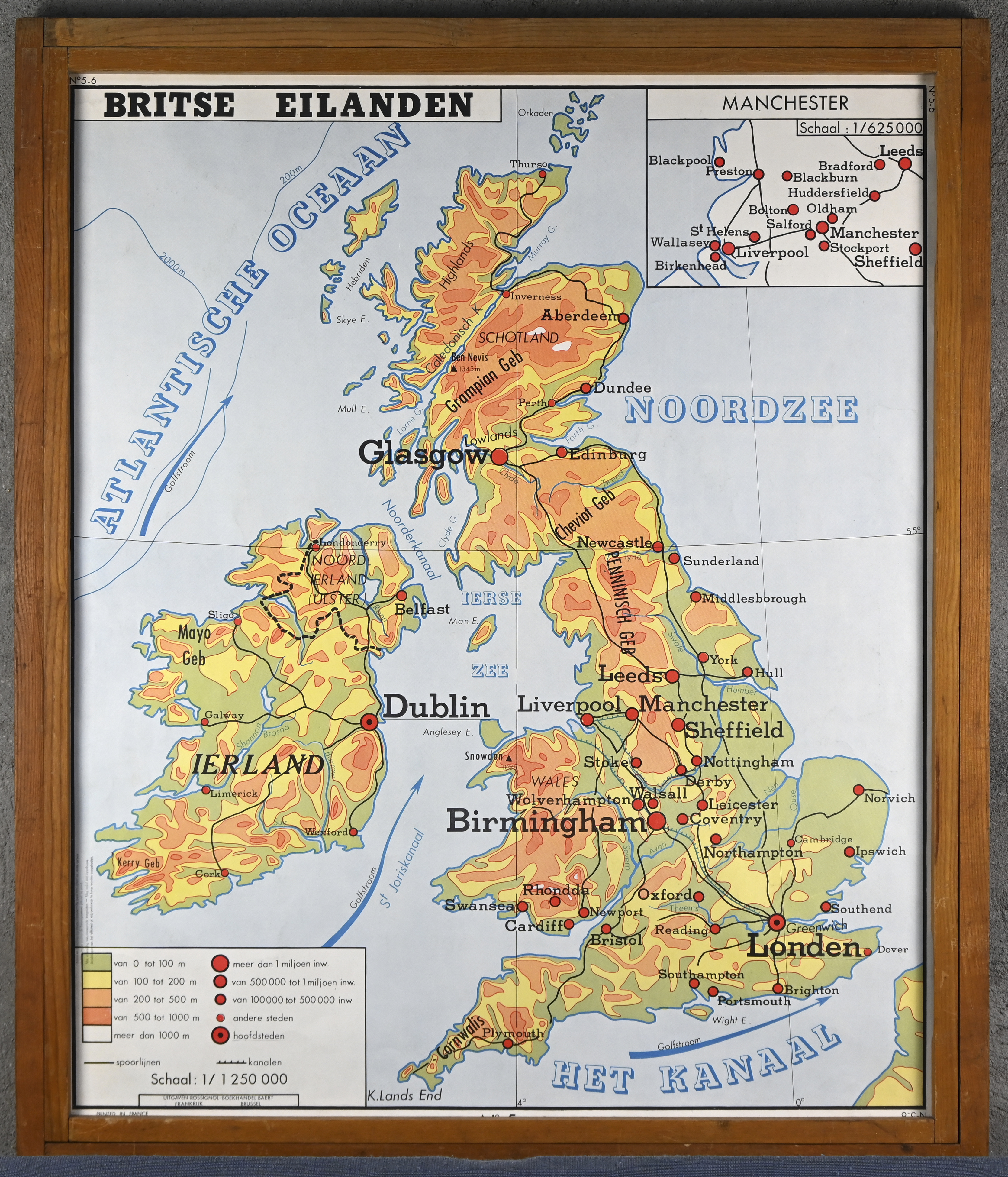 Een vintage aardrijkskundige schoolkaart in houten kader. Bevat 11 recto verso kaarten Een vintage aardrijkskundige schoolkaart in houten kader. Bevat 11 recto verso kaarten.