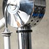 Een staande lamp op mobiele voet, vintage medisch materiaal.