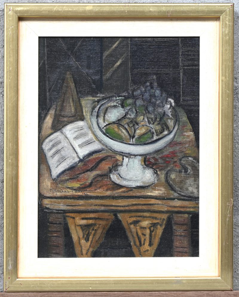 ‘Stilleven met metronoom en fruitschaal’, olieverf op schilderspaneel. Getekend; M. Straasheym, ‘52.