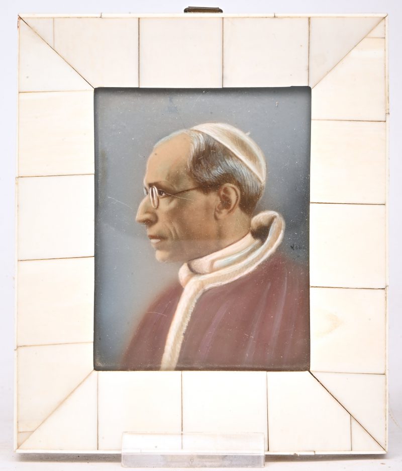 Een miniatuur van paus Pius XII, in een benen kadertje.