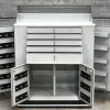 Een midden 20ste eeuwse tandartskast met 5 laden, 2 deuren, twee zijdeuren en een bovencompartiment. Met glazen bodembeschermers. Wielen te vernieuwen. ‘Baisch Rollschrank’.