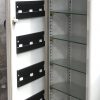 Een midden 20ste eeuwse tandartskast met 5 laden, 2 deuren, twee zijdeuren en een bovencompartiment. Met glazen bodembeschermers. Wielen te vernieuwen. ‘Baisch Rollschrank’.