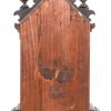 Een houten Victoriaanse tafelklok, architecturaal van opbouw. Gemerkt en achteraan genummerd 3033.