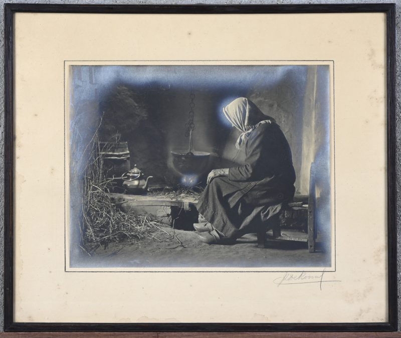 “Boerin bij de open haard”. Fotolitho. Gesigneerd buiten de plaat.