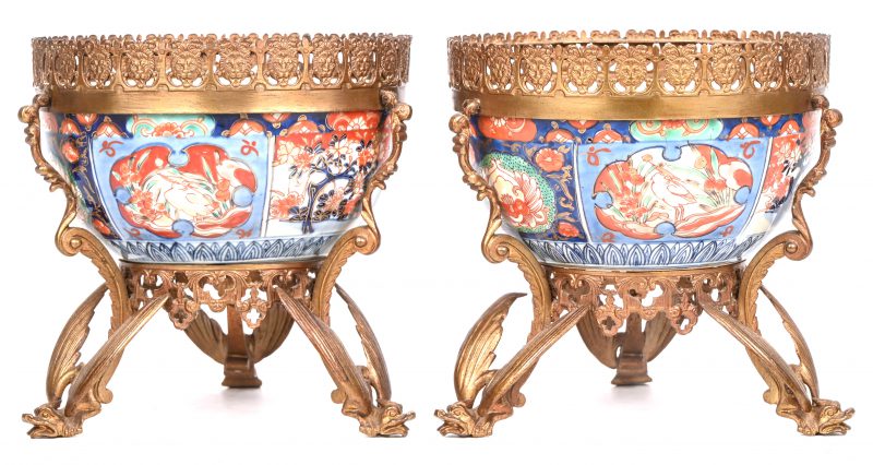 Een paarkleine coupes van polychroom porselein met messingen driepoot eindigend in gevleugelde draak  Imari, begin XXste eeuw.