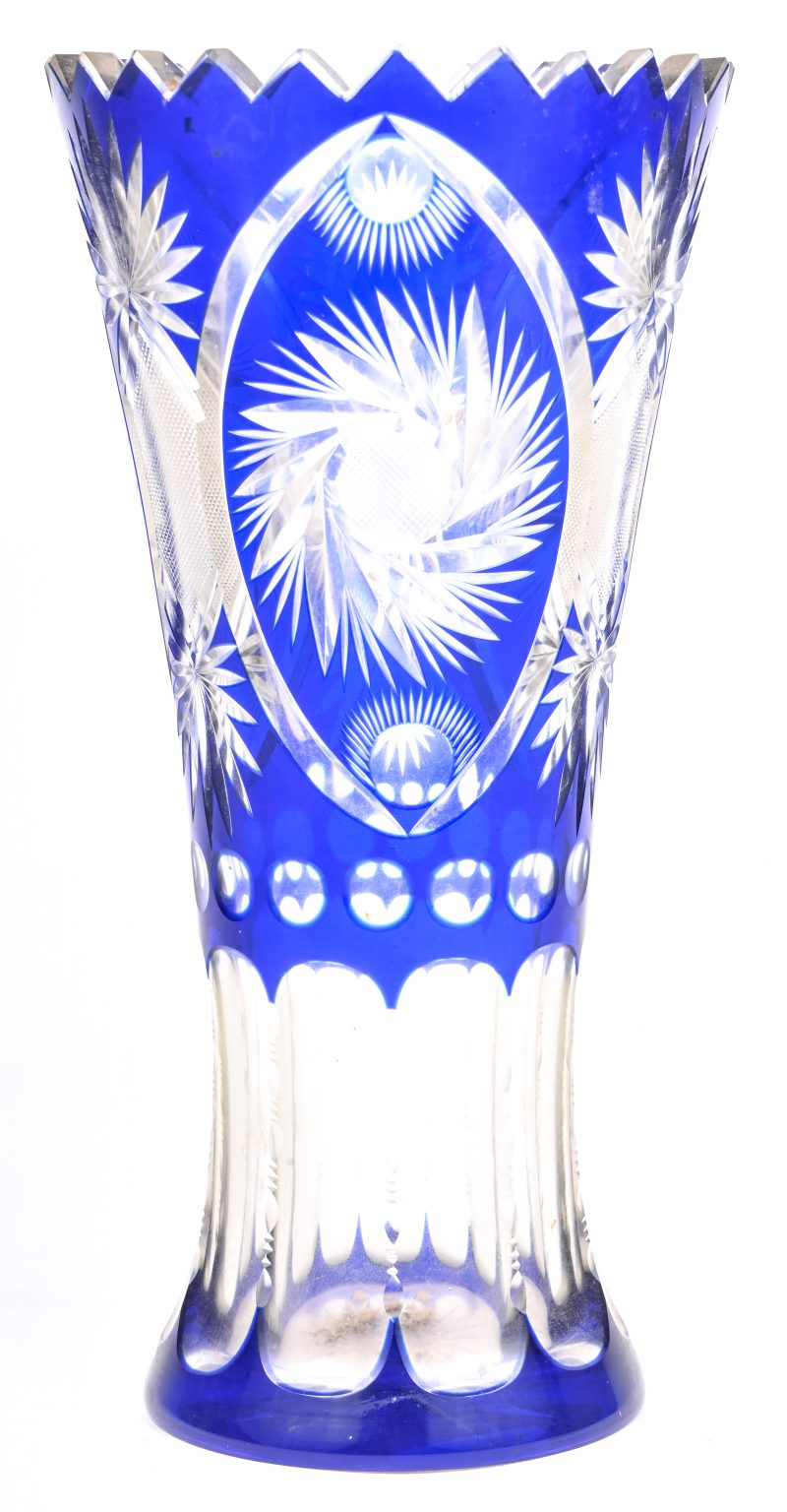 Een obconische vaas van geslepen kristal, deels blauw gekleurd in de massa. Allicht VSL, maar niet gemerkt.