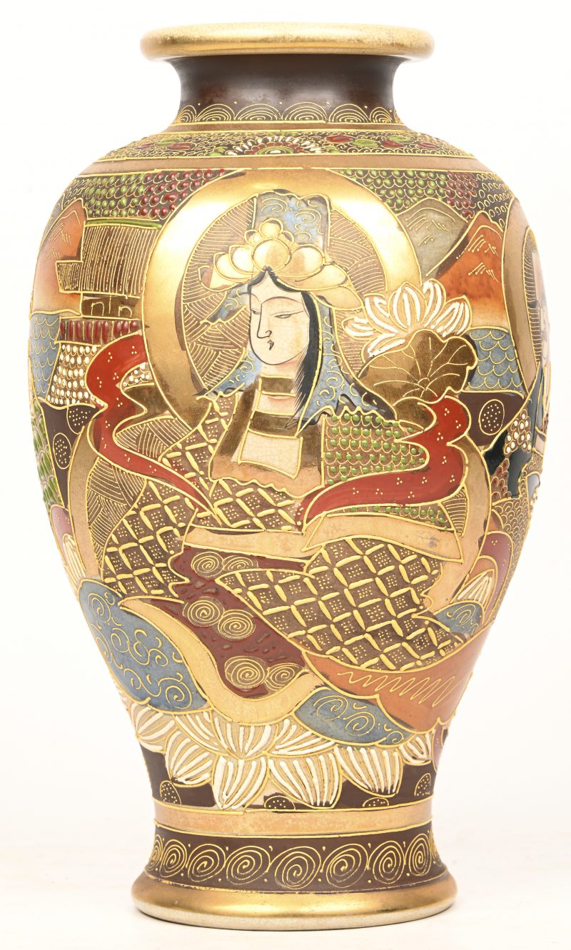 Balustervaas van polychroom aardewerk. Versierd met personages in de geest van Satsuma. Japan, medio XXste eeuw. Onderaan gemerkt.
