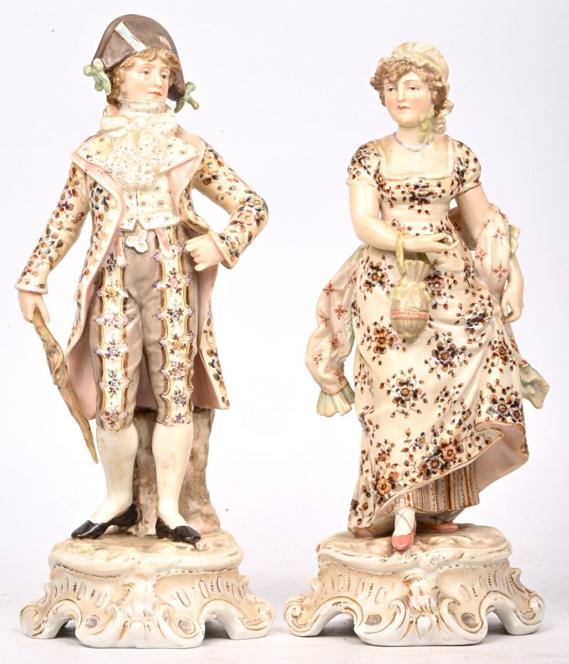 “Elegant koppel”. Twee polychrome porseleinen beeldjes. Onderaan gemerkt. Omstreeks 1900.