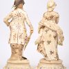“Elegant koppel”. Twee polychrome porseleinen beeldjes. Onderaan gemerkt. Omstreeks 1900.