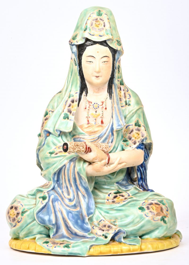 Guanyin in hurkzit, handen in Dhyana Mudra met een scroll. Chinees polychroom porselein.