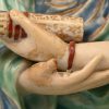 Guanyin in hurkzit, handen in Dhyana Mudra met een scroll. Chinees polychroom porselein.
