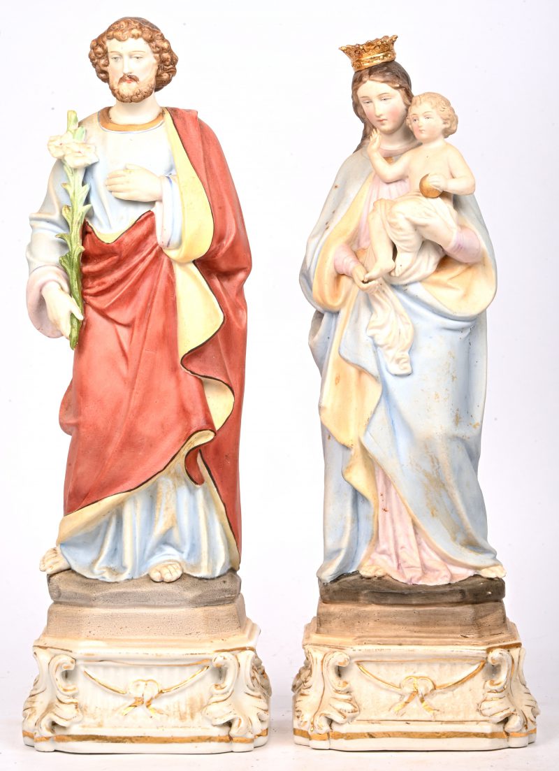 “Madonna en kind” en “Sint-Jozef”. Twee beeldjes vanpolychroom biscuit en porselein. Mogelijk Brussel begin XXste eeuw.
