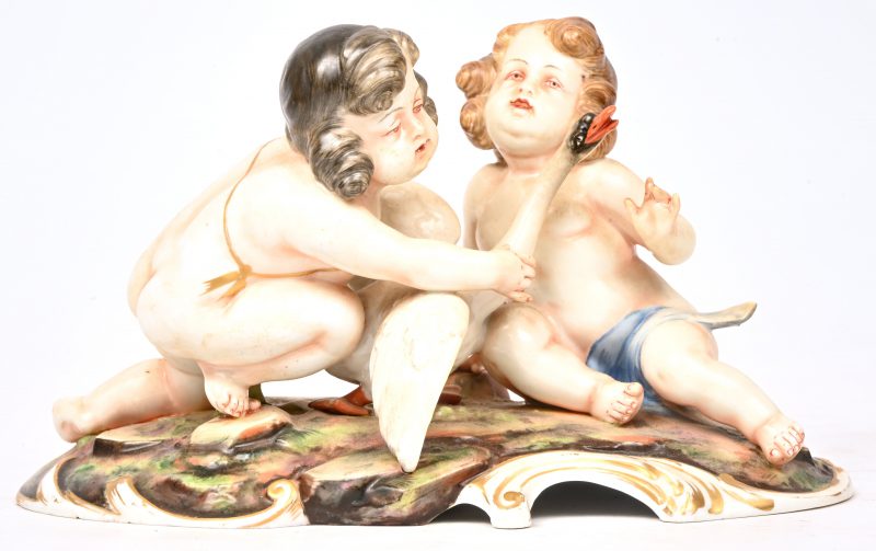 “Putti met een zwaan”. Groepje van polychroom porselein. Gemerkt met de zwaarden in blauw. Mogelijk Meissen, eerste kwart XXste eeuw.