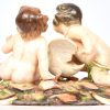 “Putti met een zwaan”. Groepje van polychroom porselein. Gemerkt met de zwaarden in blauw. Mogelijk Meissen, eerste kwart XXste eeuw.