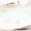 “Putti met een zwaan”. Groepje van polychroom porselein. Gemerkt met de zwaarden in blauw. Mogelijk Meissen, eerste kwart XXste eeuw.