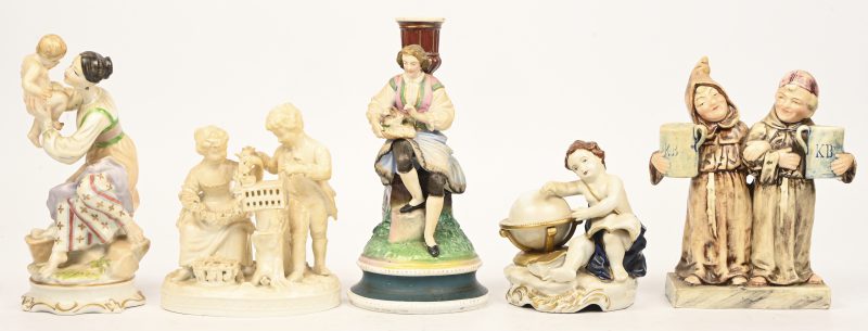 Vijf beeldjes van porselein. Een putto met een wereldbeeld, een moeder met kind, een kandelaar met personage, twee paters en een monochroom groepje van twee kinderen met een kooi.