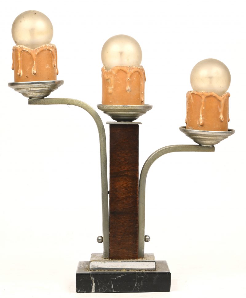 Een art deco kandelaar met drie lichtpunten van hout en aluminium. Jaren dertig.