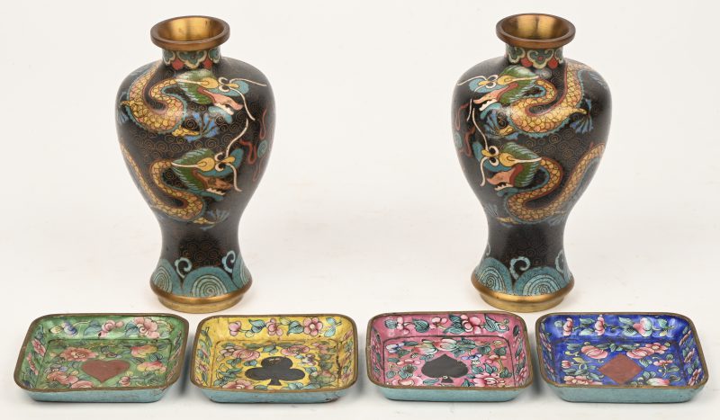 Twee cloisonné vaasjes en vier geëmailleerde asbakjes met speelkaartmotief.