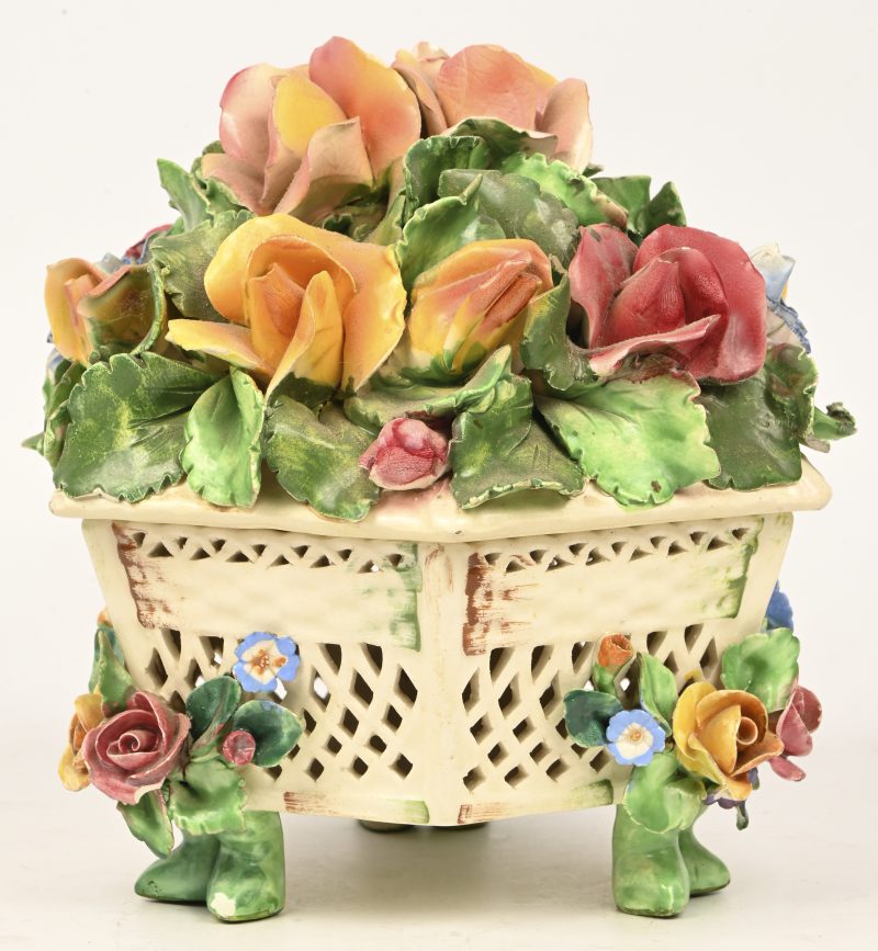 Een milieu de table van polychroomzachte pasta in de vorm van een bloemenmand. Italiaans werk medio XXste eeuw.