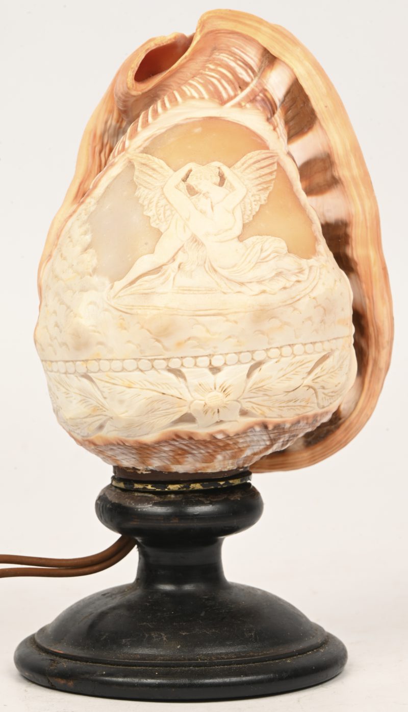 Een schelp versierd met een hoogreliëf in caméevorm, gemonteerd als lamp. Begin XXste eeuw.