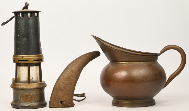 Een lot varia: een oude mijnlamp, een roodkoperen kan en een kleine hoorn.