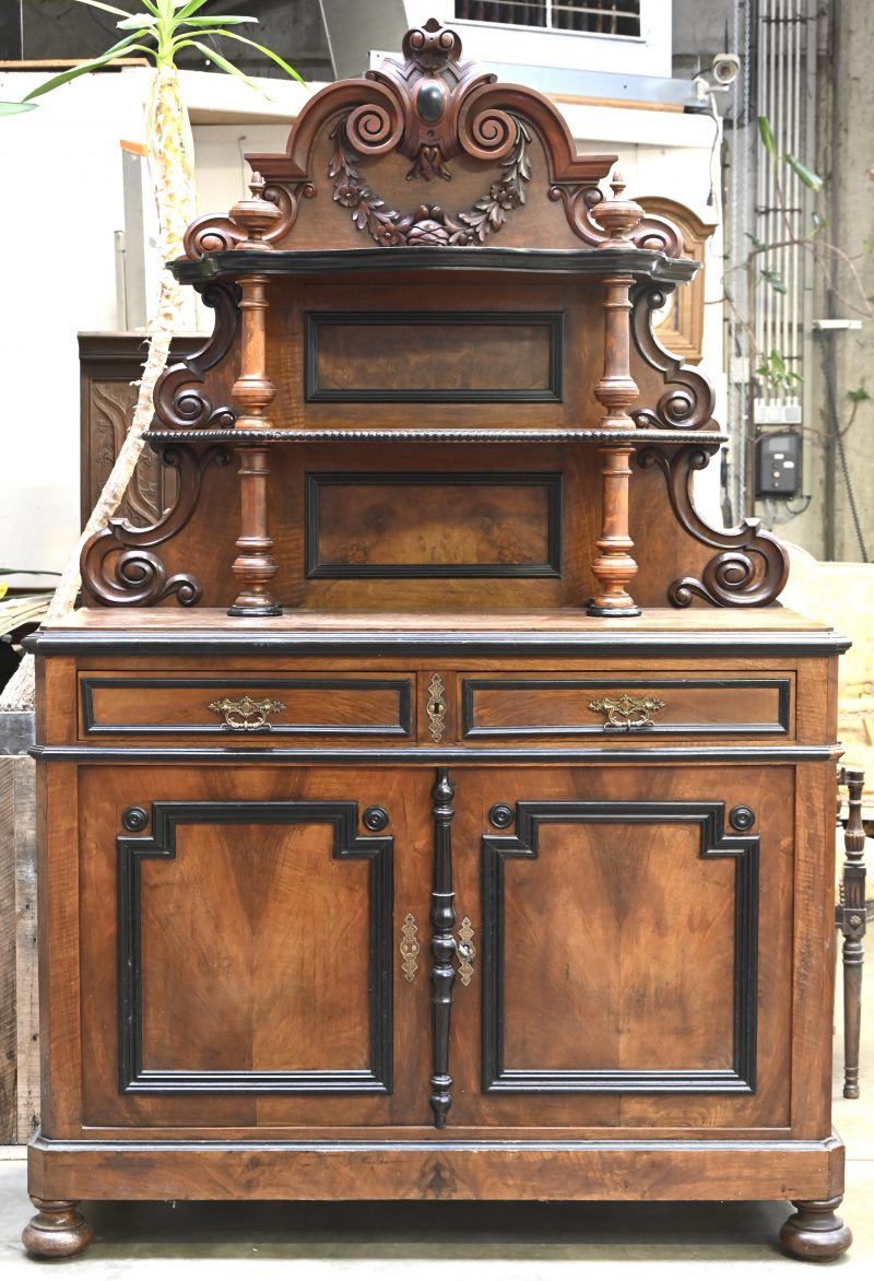 Een massief houten buffetkast in Louis Philippe stijl.