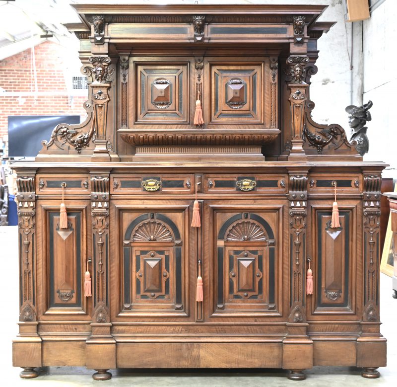 Een massief houten buffetkast in Henri II stijl.